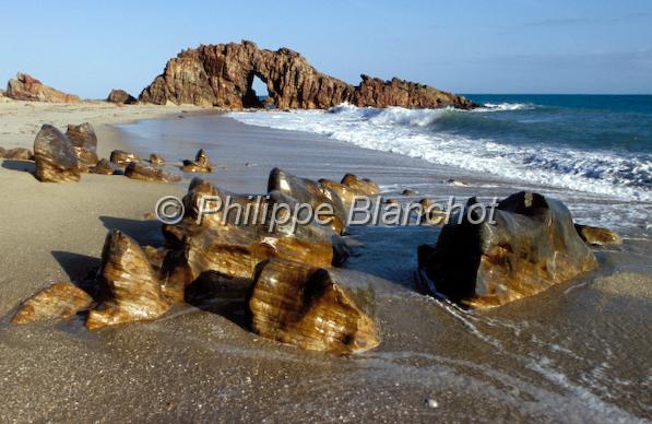 bresil ceara 08.JPG - Rocher percéPedra foradaJericoacoaraNord de FortalezaNordesteCearaBrésil